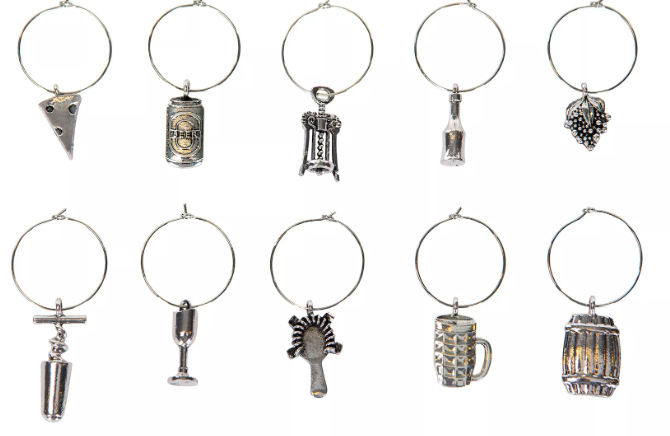 Kultaiset viinilasimerkit